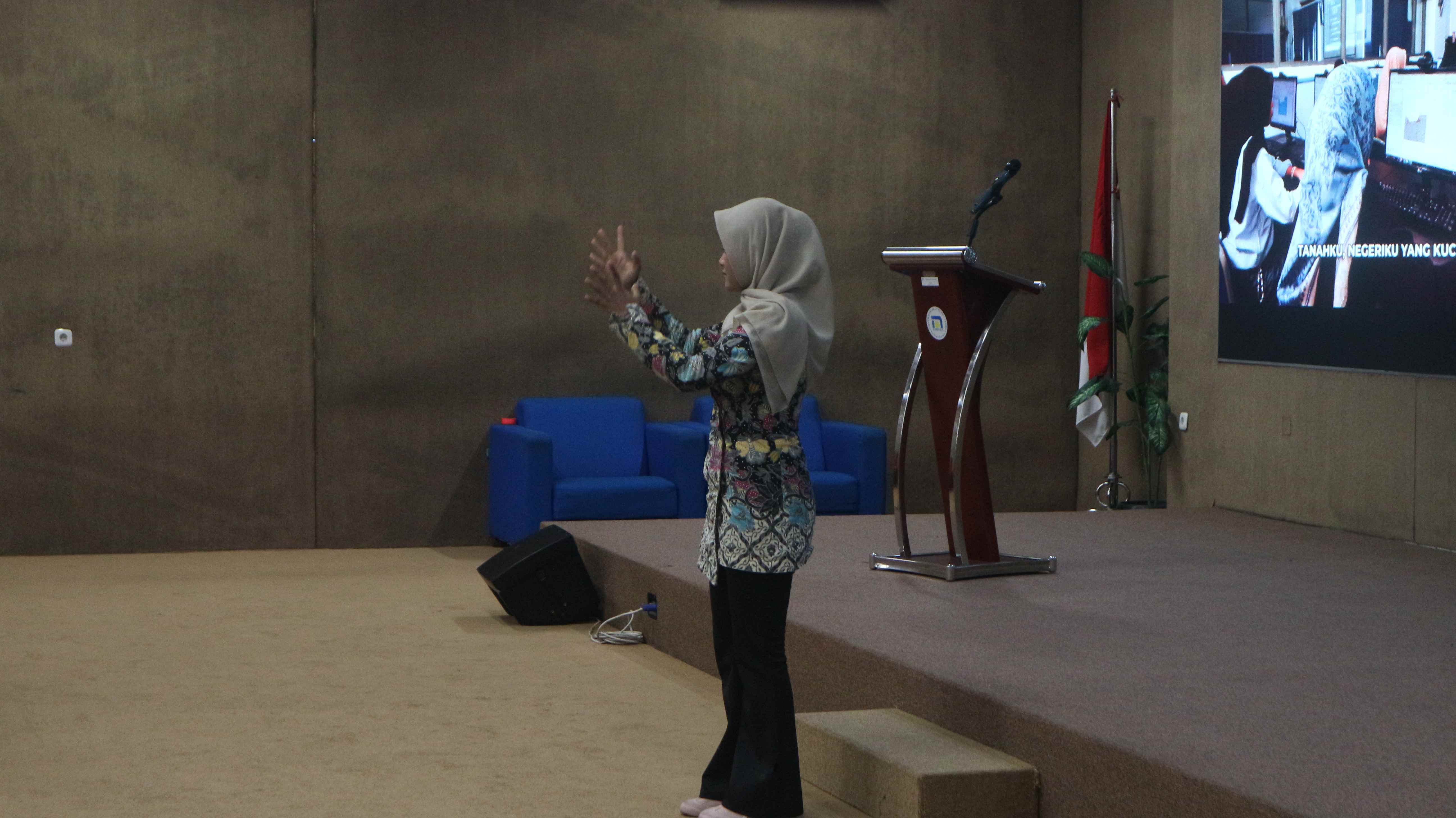 Menyanyikan lagu Indonesia Raya dan Hymne Udinus